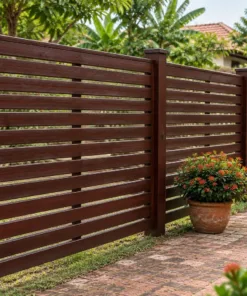 Hàng rào gỗ HR22 – nhìn chéo dọc sân, rào cao tới đầu người