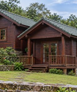 Nhà Gỗ Bungalow B34 - Hai Khối Lệch Cốt Nền Theo Dốc Đất, Gỗ Thông Màu Nâu Cánh Gián