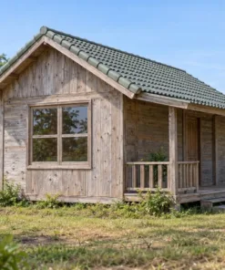 Bungalow B35 – đầu hồi cửa sổ lớn bốn ô, hiên có mái và lan can dọc cạnh dài, hồ nước