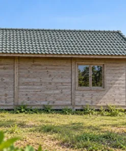 Bungalow B35 – cạnh dài phía sau một cửa sổ, vách ván ngang tông bạc