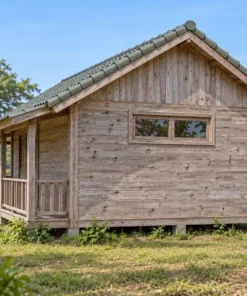 Bungalow B35 – đầu hồi sau cửa sổ ngang nhỏ đặt cao, góc hiên có lan can
