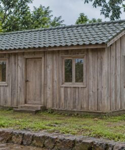Nhà Gỗ Bungalow B39 - Vách Ván Đứng Nẹp Che Mạch Mái Thấp, Gỗ Thông Màu Vintage