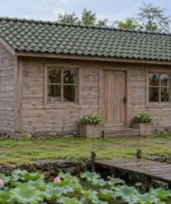 Nhà Gỗ Bungalow B49 - Bậc Gỗ Giữa Hai Bồn Hoa Gỗ Trước Cửa, Gỗ Thông Màu Vintage