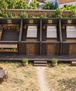 Nhà Gỗ Homestay S101 - Ô Cửa Quầy Bếp Mở Ra Sân Chung, Gỗ Thông Màu Gỗ Cháy