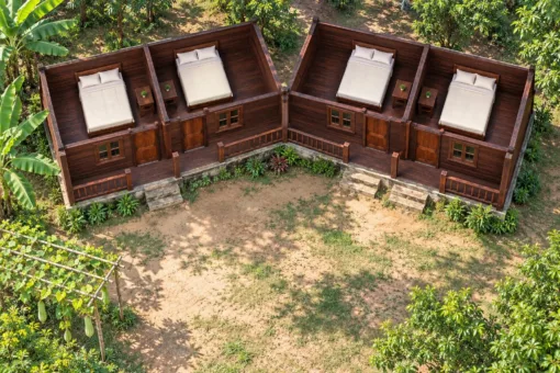 Nhà Gỗ Homestay S76 - Dãy Bốn Phòng Chữ L Ôm Sân Chung, Gỗ Thông Màu Nâu Cánh Gián Nhà gỗ homestay S76 nhìn từ trên – bốn phòng giường đôi ôm khoảng sân đất