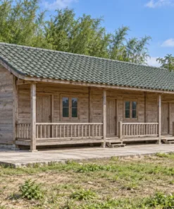 Nhà gỗ homestay S81 – thân nhà dài một mái, hiên lan can chạy suốt mặt trước, rừng tre phía sau
