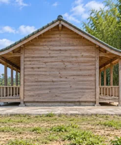 Nhà gỗ homestay S81 – đầu hồi vách kín, hiên hai mặt dài vòng qua góc