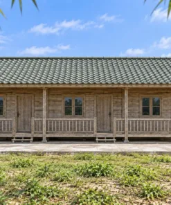 Nhà gỗ homestay S81 – mặt sau, hiên thứ hai với ba cửa phòng và lan can