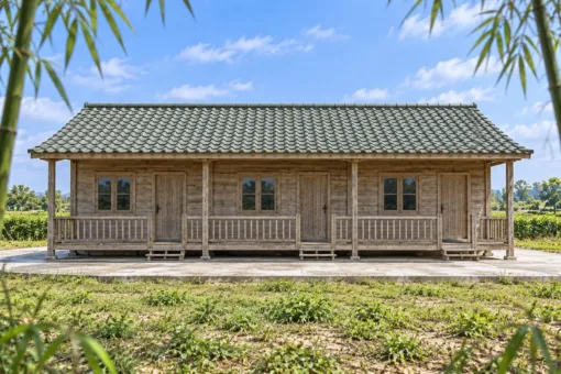 Nhà gỗ homestay S81 – mặt sau, hiên thứ hai với ba cửa phòng và lan can