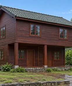 Nhà Gỗ Homestay S84 - Hai Tầng Tầng Trên Nhô Ra Trên Cột Làm Hiên Dưới, Gỗ Thông Màu Nâu Cánh Gián