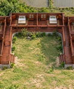 Nhà Gỗ Homestay S91 - Ba Dãy Phòng Chữ U Ôm Sân Có Hiên Liền, Gỗ Thông Màu Nâu Đỏ