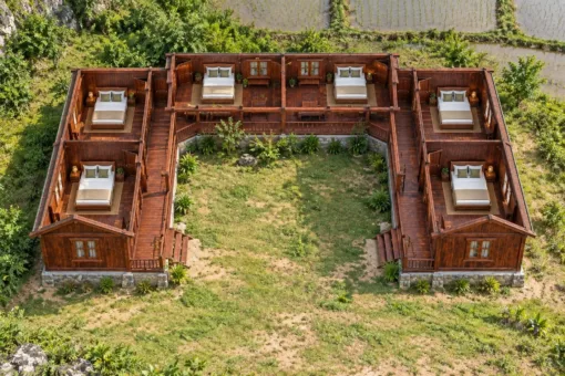 Nhà Gỗ Homestay S91 - Ba Dãy Phòng Chữ U Ôm Sân Có Hiên Liền, Gỗ Thông Màu Nâu Đỏ Nhà Gỗ Homestay S91 - Ba Dãy Phòng Chữ U Ôm Sân Có Hiên Liền, Gỗ Thông Màu Nâu Đỏ