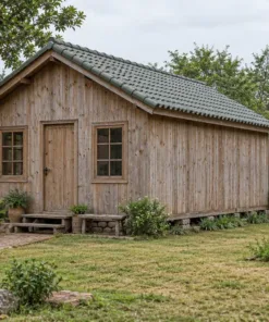 Nhà gỗ homestay S93 – đầu hồi trước có cửa đi, bậc gỗ và hai cửa sổ, nhà kê trên chân cột