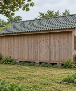 Nhà gỗ homestay S93 – mặt dài vách trơn không trổ cửa, vách quây sân phía sau