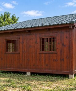 Nhà Gỗ Nhật Bản J111 - Mái Một Dốc Cao Phía Trước Cửa Lùa Suốt Mặt Tiền, Gỗ Thông Màu Nâu Đỏ