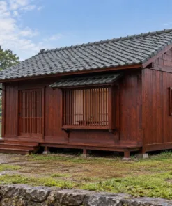 Nhà Gỗ Nhật Bản J119 - Cửa Sổ Lồi Song Gỗ Giữa Mặt Tiền, Gỗ Thông Màu Nâu Đỏ