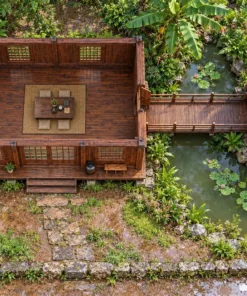 Nhà Gỗ Nhật Bản J124 - Gian Trà Nhỏ Nối Cầu Gỗ Qua Ao, Gỗ Thông Màu Nâu Đỏ