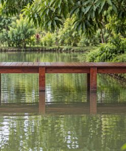Sàn Gỗ Ngoài Trời SG13 - Bến Gỗ Chìa Ra Mặt Ao Có Bậc Xuống Nước, Gỗ Thông Màu Nâu Đỏ