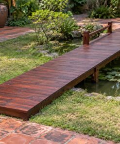 Sàn Gỗ Ngoài Trời SG5 - Lối Đi Gỗ Qua Bãi Cỏ Và Ao, Gỗ Thông Màu Nâu Đỏ