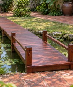 Sàn Gỗ Ngoài Trời SG5 - Lối Đi Gỗ Qua Bãi Cỏ Và Ao, Gỗ Thông Màu Nâu Đỏ
