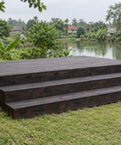 Sàn Gỗ Ngoài Trời SG8 - Bậc Gỗ Rộng Ngồi Được Xuống Bãi Cỏ, Gỗ Thông Màu Gỗ Cháy